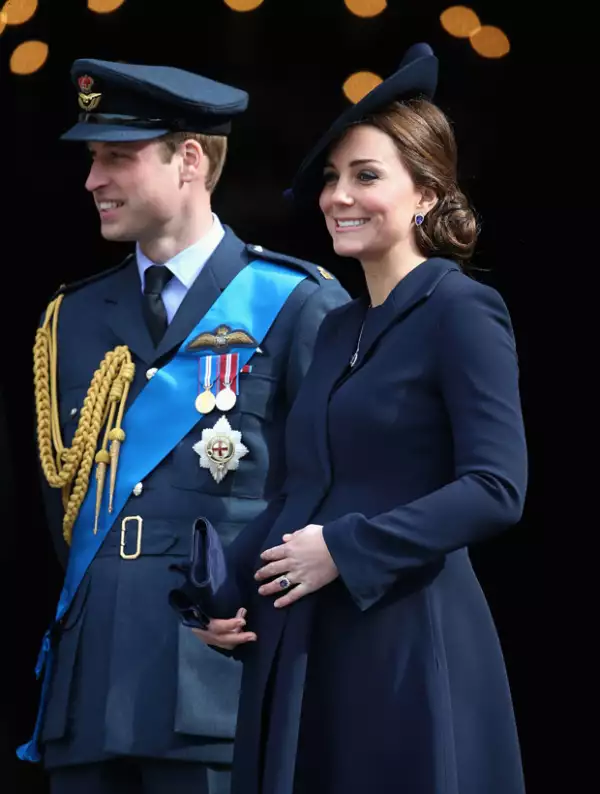 A pesar del extraño momento, Kate sólo sonreía pero de una manera un poco graciosa.