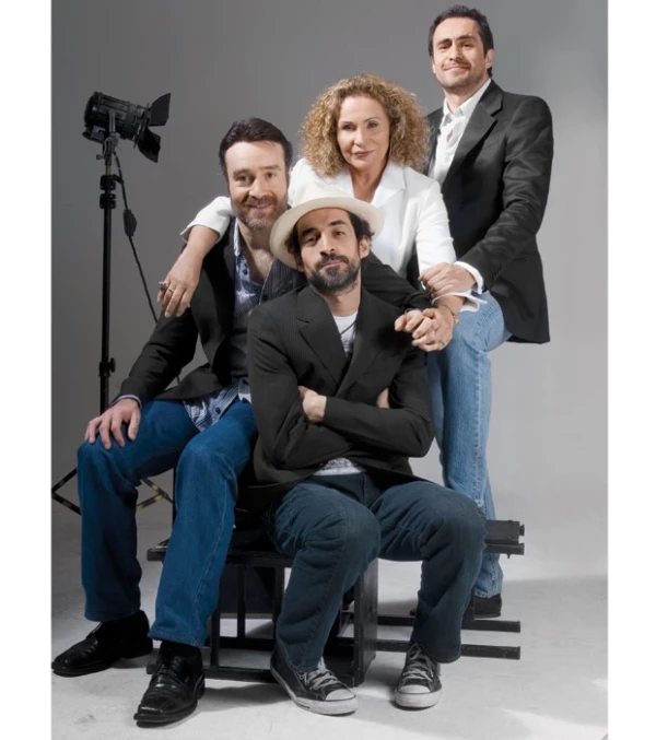 A los hermanos Bichir el amor por la actuación les viene de herencia ya que su mamá, Maricruz, es actriz de teatro.