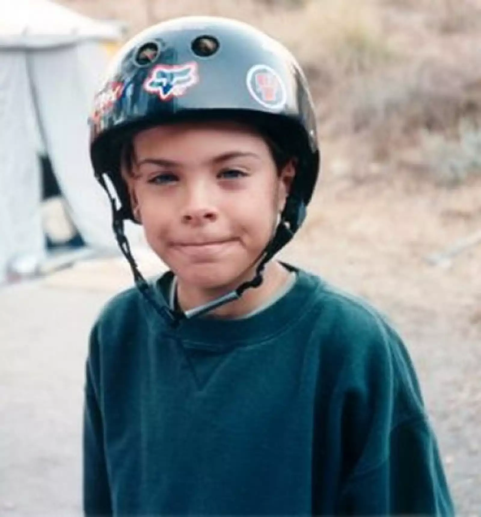 (1994. Siete años) De ascendencia judía, fue criado bajo la doctrina agnóstica, por lo que se ha descrito a sí mismo como: `Un niño normal de una familia de clase media con padres estrictos´.