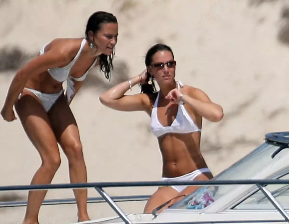 Surgió un nuevo escándalo para la hermana de Catalina de Cambridge y es que unas imágenes que datan de 2006 la muestran sin ropa mientras se asolea en Ibiza.