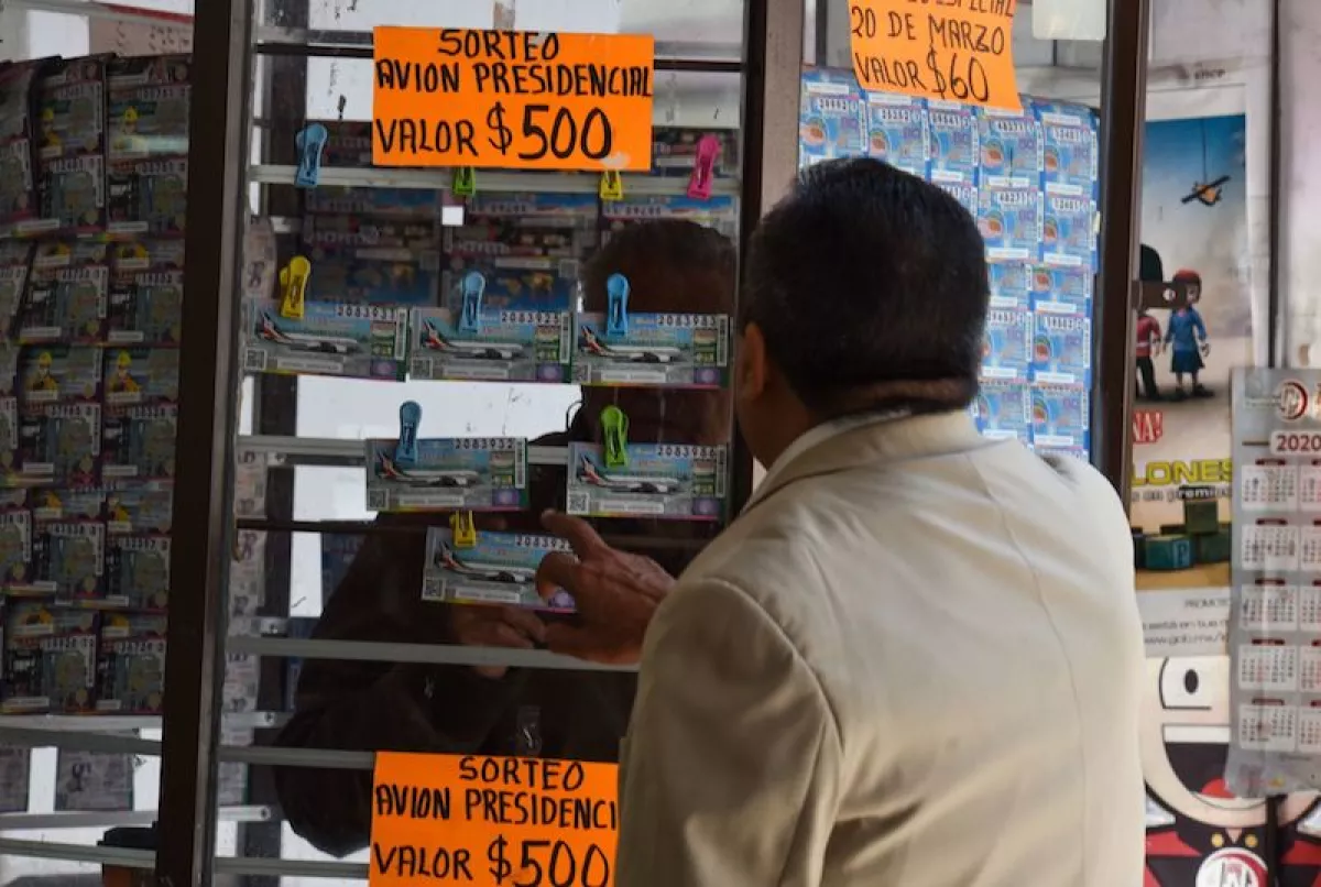 Un maestro jubilado decidió probar suerte y comprar su cachito para la rifa del Avión Presidencial.