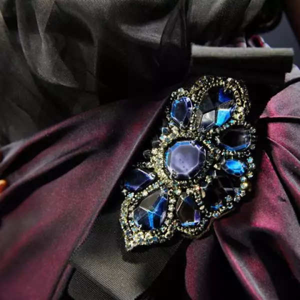 BROCHES. Grandes y llamativos. Puedes usar sólo uno o acompañarlo con otros dos que le combinen. Reem Acra.