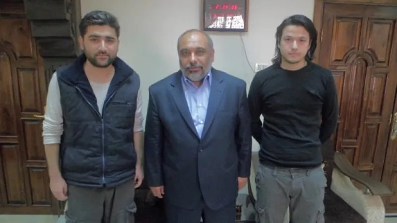 Dos periodistas turcos aparecen en un video tras cautiverio