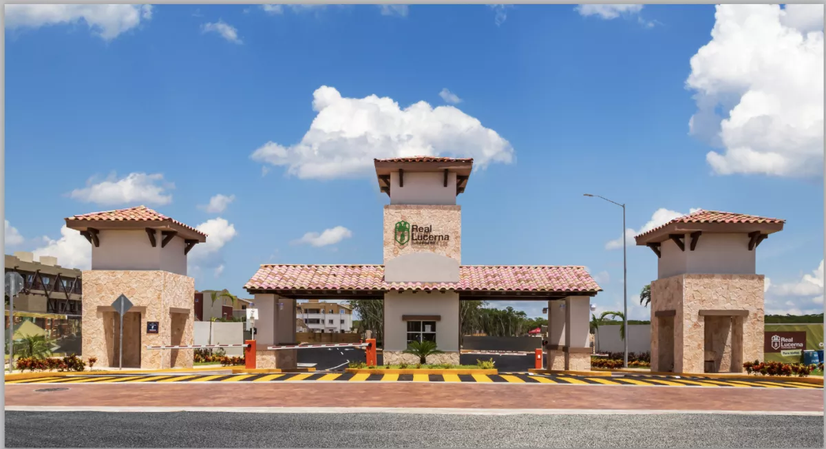 Entrada principal del desarrollo residencial Real Lucerna de Vinte 