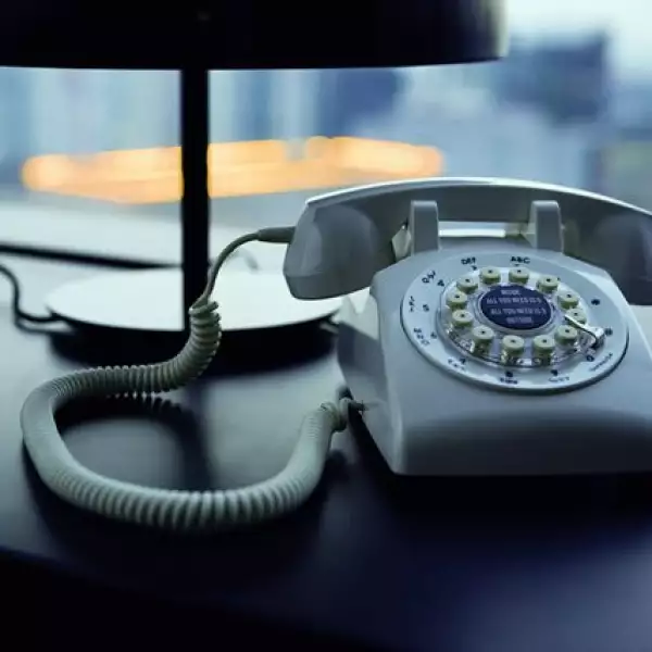 Un teléfono de la década de los sesenta es una de las amenidades en la suite.