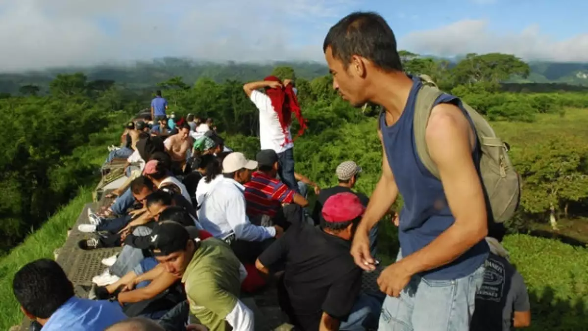 Migrantes centroamericanos cruzan en tren por México