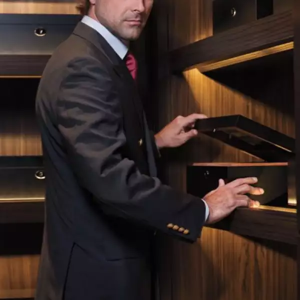 Su pasión es nadar y le gusta mucho la lectura.