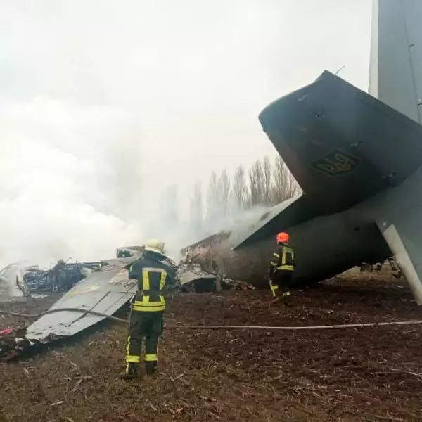 Un equipo de respuesta de emergencia trabaja en el sitio del choque en una aeronave militar en el sur de Kiev, Ucrania. 
