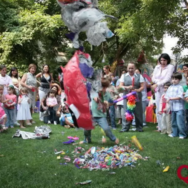 Piñata cumpleaños Mariana Peralta
