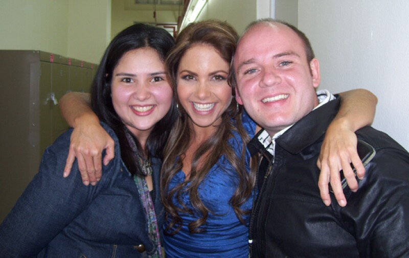 Junto a los conductores, Elisa y Marcos, quienes también son sus fans y han trabajado en la producción del podcast desde hace ocho años.