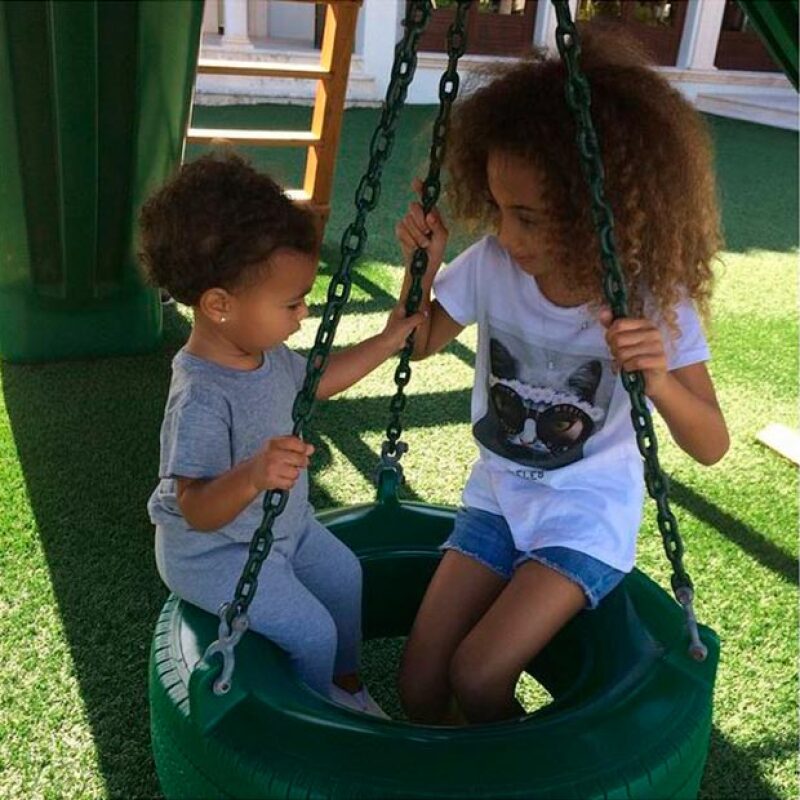 La pequeña de 18 meses de edad ya convive con los hijos de los amigos de su famosa mamá.