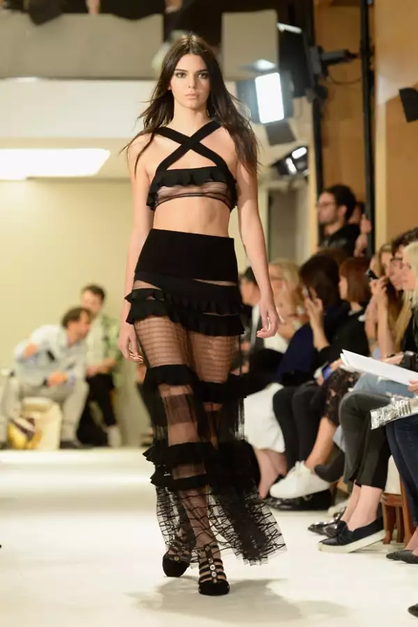 Para Kendall no fue tan difícil ser bien recibida en el mundo de la moda. Corrió mejor suerte que Kim, quien fue muy criticada por su portada en Vogue.