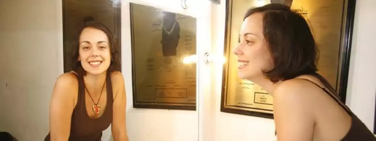 Acompañamos a la guapa actriz y parte de la producción a los ensayos de esta nueva puesta en escena, y en exclusiva te traemos todos los detalles.
