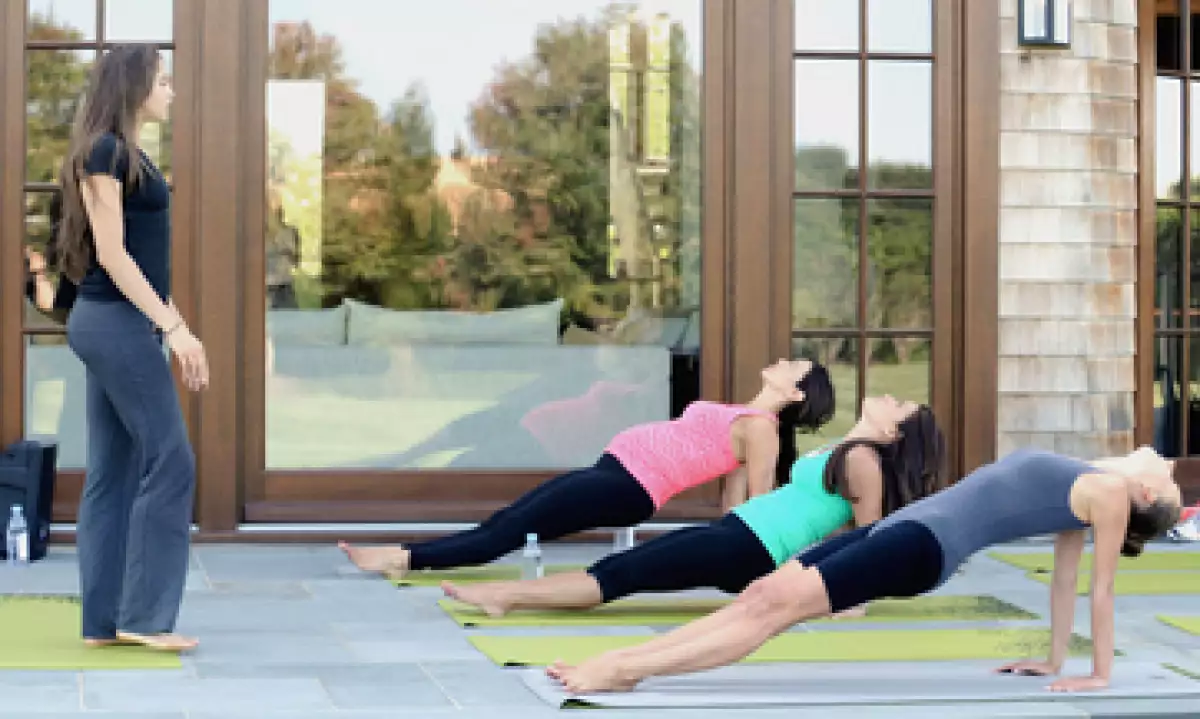 El yoga tiene beneficios positivos sobre la fuerza de los músculos y la salud mental. (Foto: Getty Images )