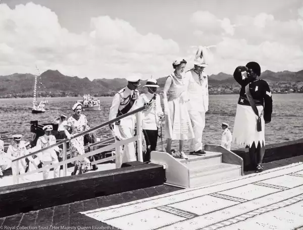Isabel II y Felipe en Fiji 1953