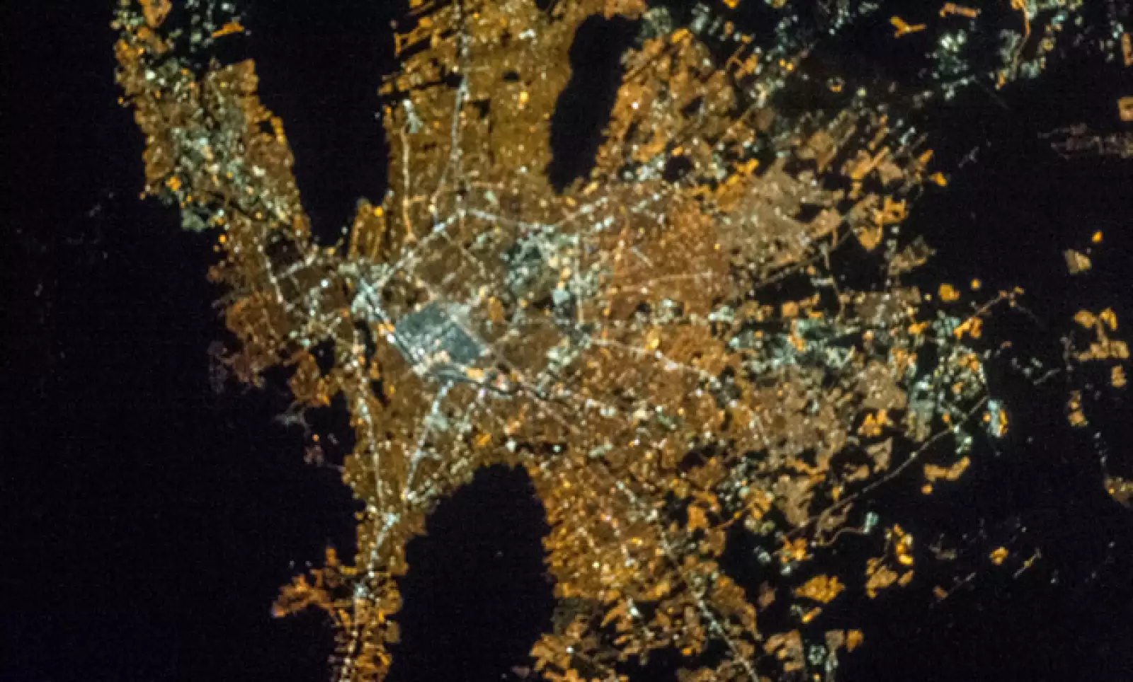 La ciudad norteña retratada la noche del 15 de abril de 2013.