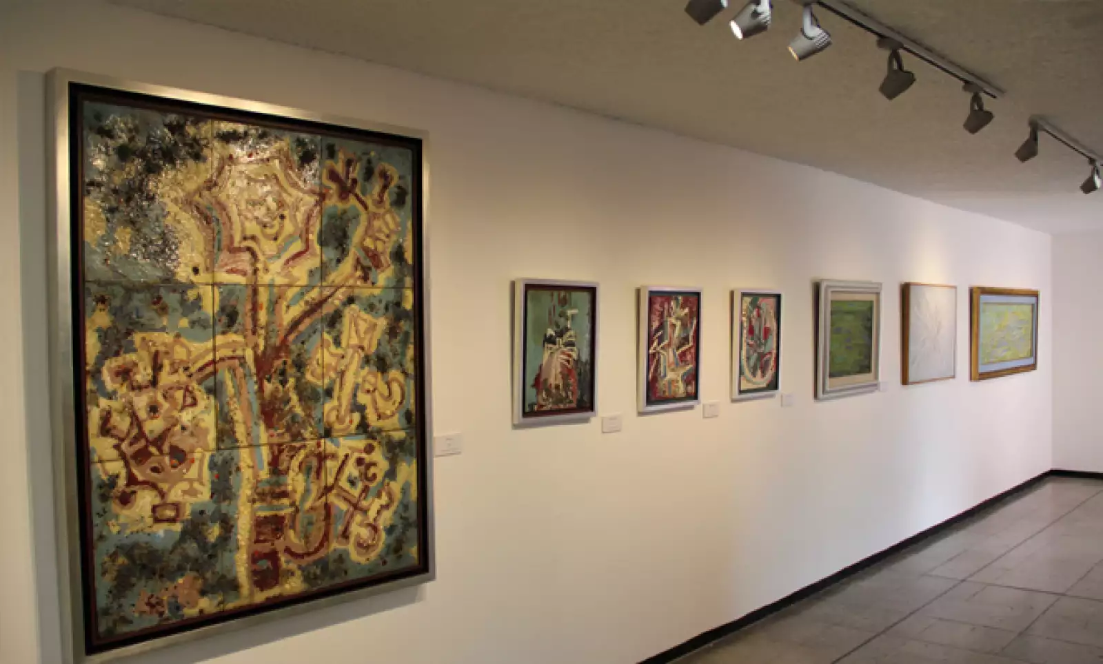 A los 14 años montó su primera exposición colectiva. Además de la pintura, escultura y el dibujo también realizó escenografias.