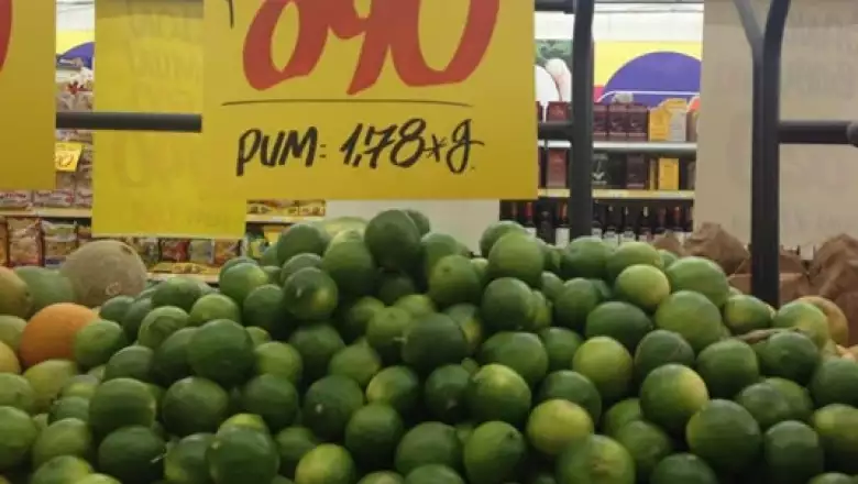 En Cali, la cadena colombiana MercaMío vende los limones al equivalente a 0.87 dólares el kilo, mucho más barato que en México