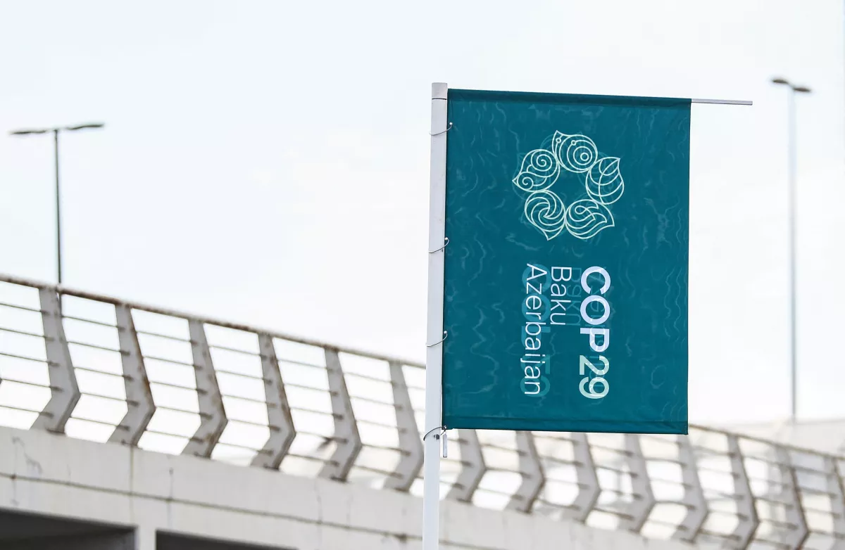 Una vista muestra la bandera con el logotipo de la Conferencia de las Naciones Unidas sobre el Cambio Climático COP29 frente al Estadio Olímpico de Bakú, la sede de la cumbre, en Bakú, Azerbaiyán, 19 de septiembre de 2024. 