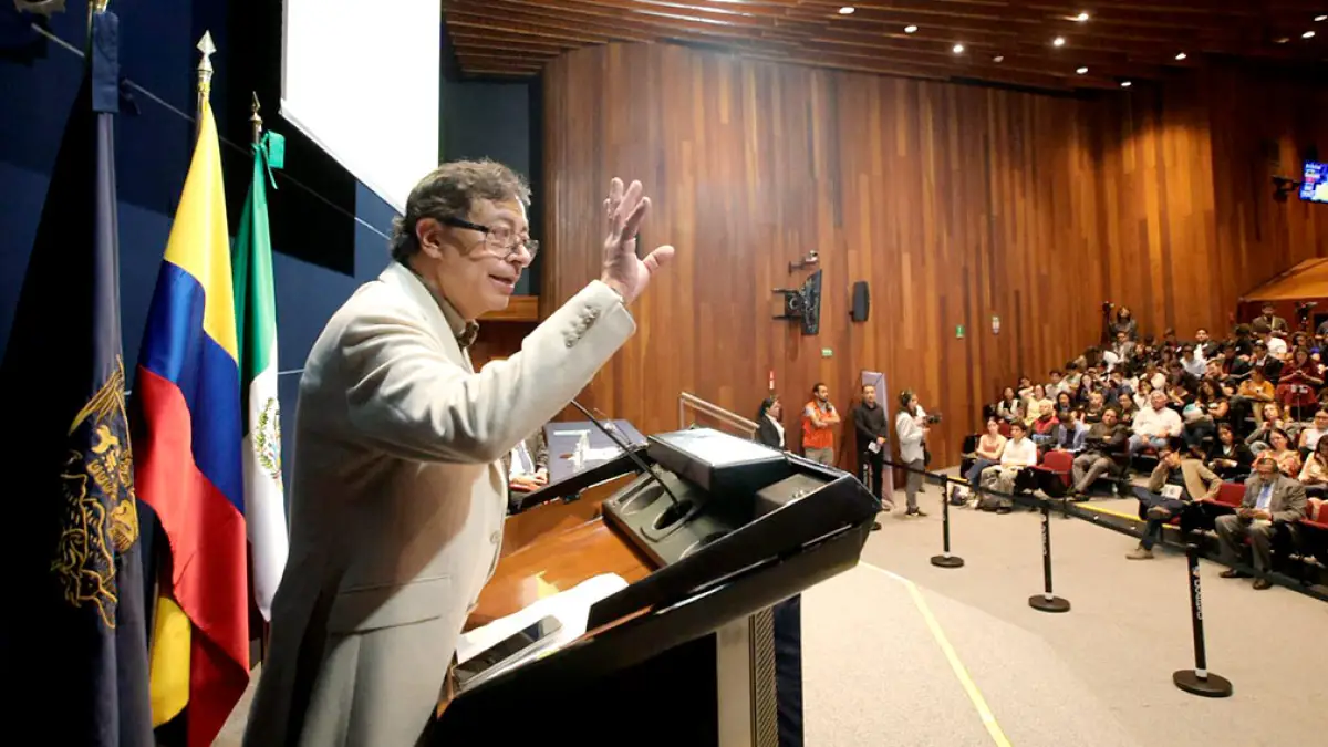 Gustavo Petro en el escenario como expositor de la conferencia “El capital en el siglo XXI: economía política de la crisis climática”.