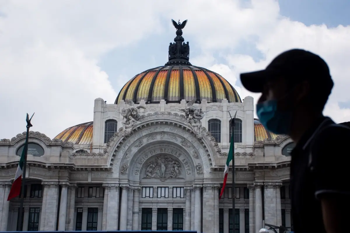 Un hombre con cubrebocas pasa frente al Palacio de Bellas Artes, el cual reabrirá sus puertas mañana luego de más de 5 meses cerrado por la pandemia de Covid-19.