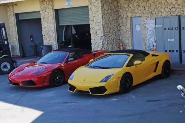 Estos son el Ferrari y Lamborghini con los que Justin hizo las carreras de auto.