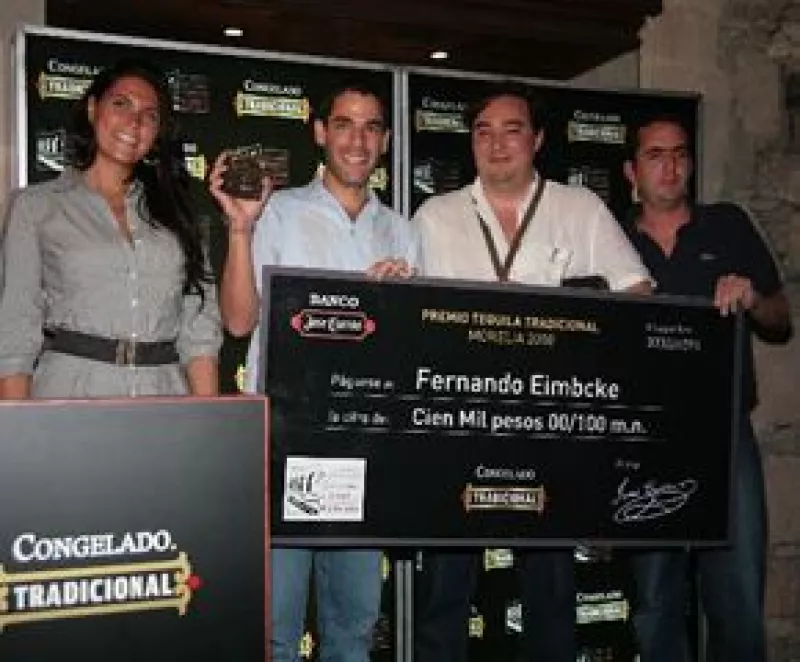 El cineasta mexicana recibió 100 mil pesos como parte del Premio Cuervo, el cual busca estimular la creatividad en el cine.