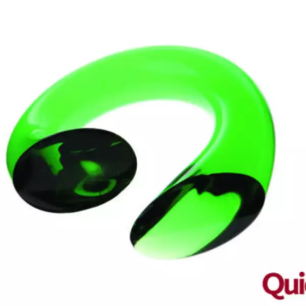 Joyería. Anillos de cristal verde, balnco y rojo con textura. De Orfeo Quagliata