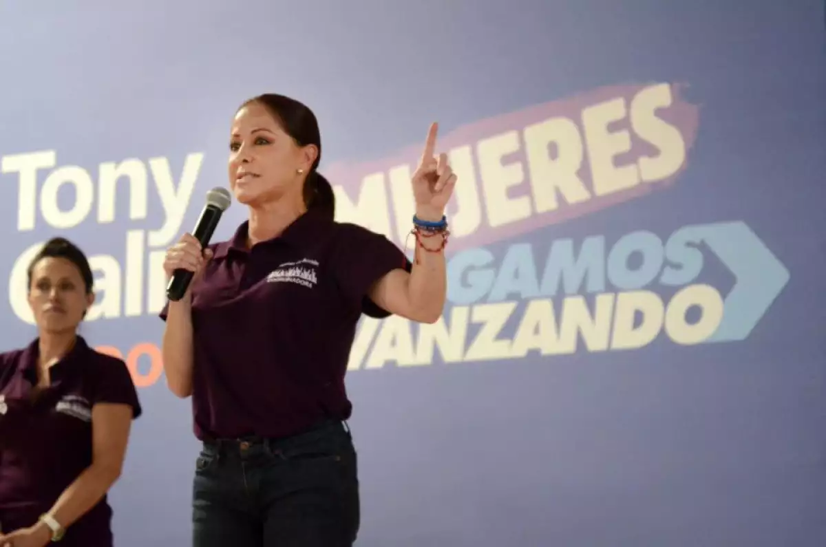 La esposa del panista encabeza la Red de Mujeres en Acción para promover el voto a favor del panista Antonio Gali. 