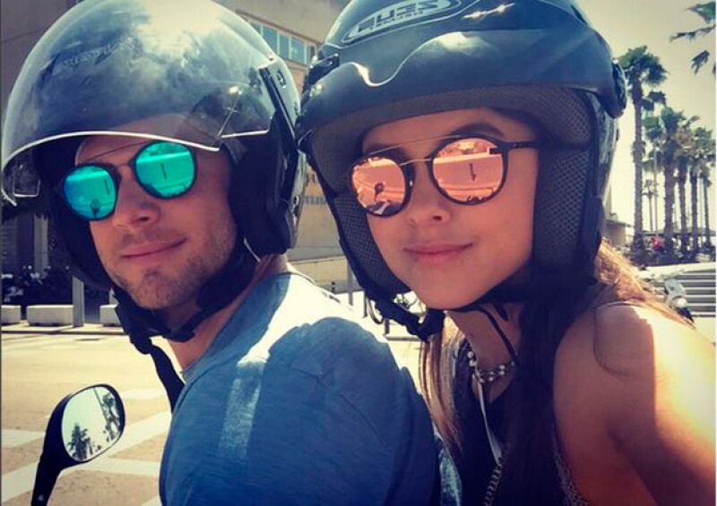 Pau Goto y Pancheri a bordo de una moto en Barcelona.
