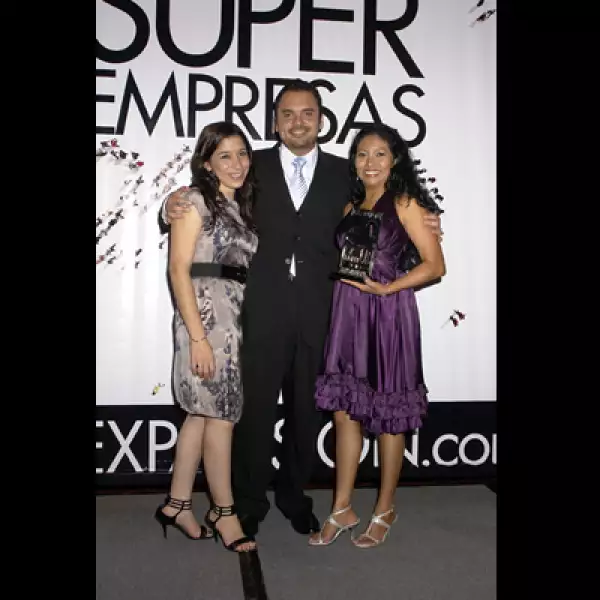 Emocionados, los asistentes se tomaron varias fotos teniendo como fondo la portada de la revista Expansión.