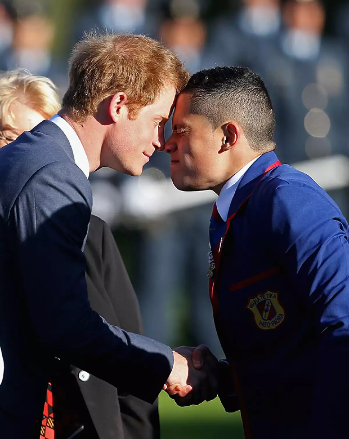 Después de visitar Australia, el hermano menor del príncipe William se encuentra en este país de Oceanía, donde un beso en la mejilla no es parte de la norma.