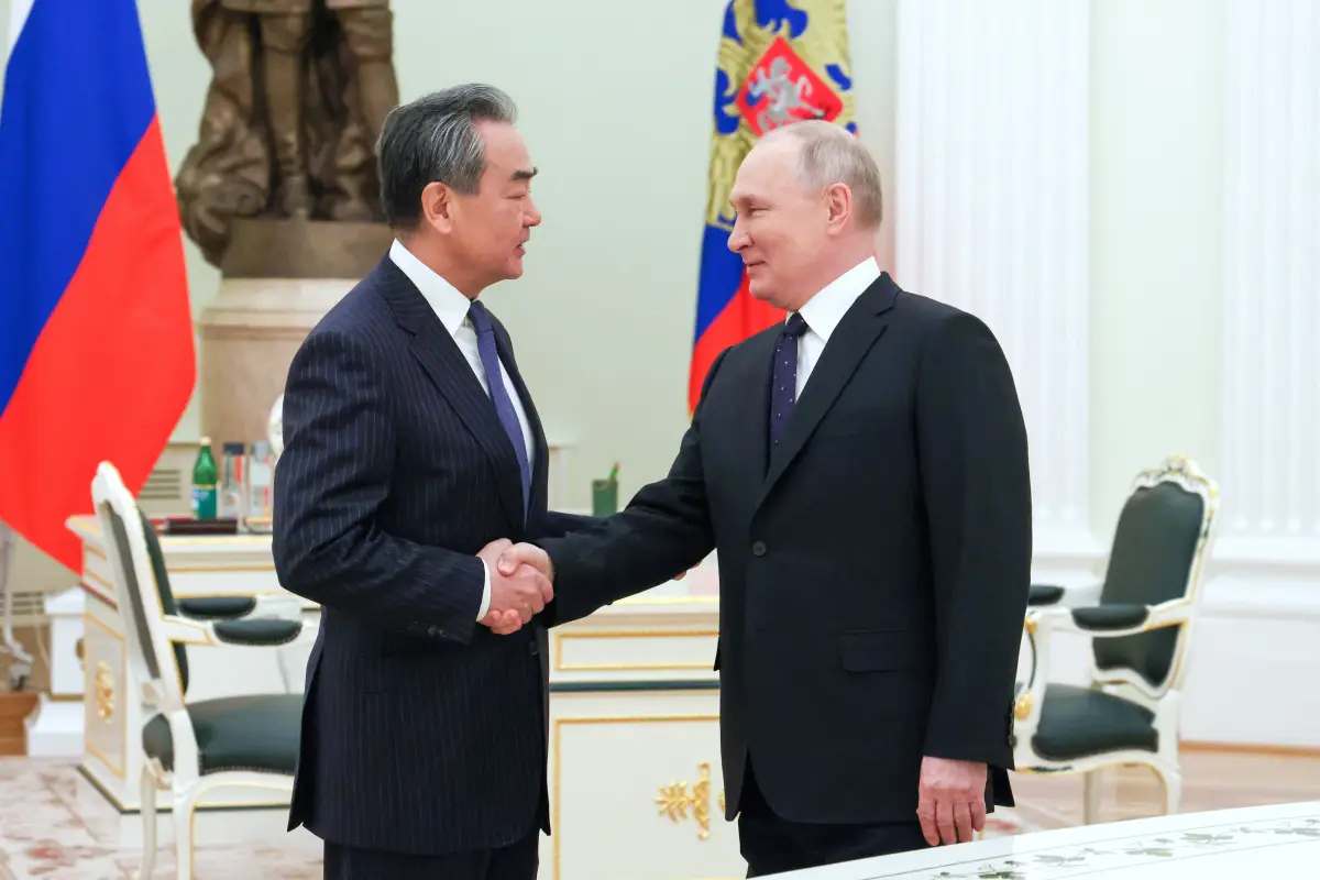El presidente de Rusia, Vladimir Putin, estrecha la mano del director de la Oficina de la Comisión Central de Asuntos Exteriores de China, Wang Yi, durante una reunión en Moscú, Rusia, el 22 de febrero de 2023.