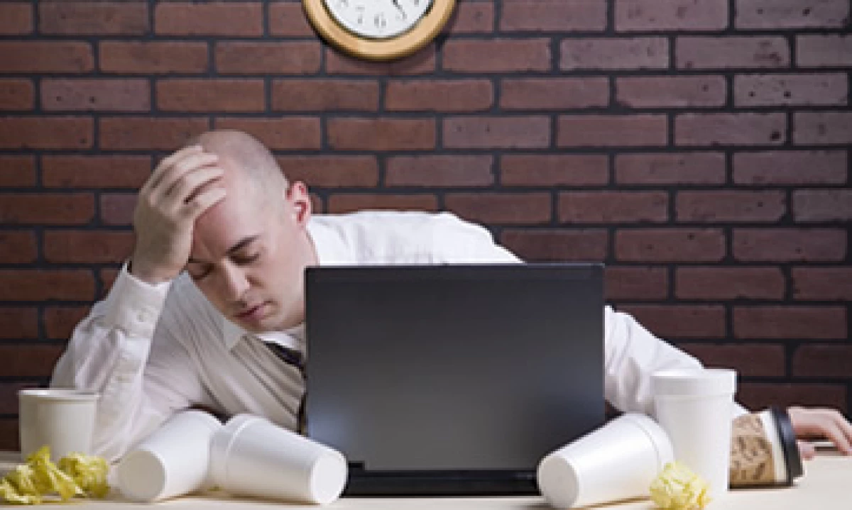 Tener dos trabajos representa un desgaste que puede resultar en una inestabilidad familiar, personal y de salud. (Foto: Getty Images)
