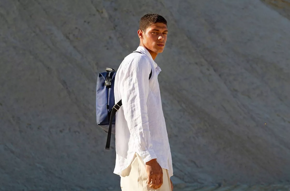 Modelo con mochila de Longchamp