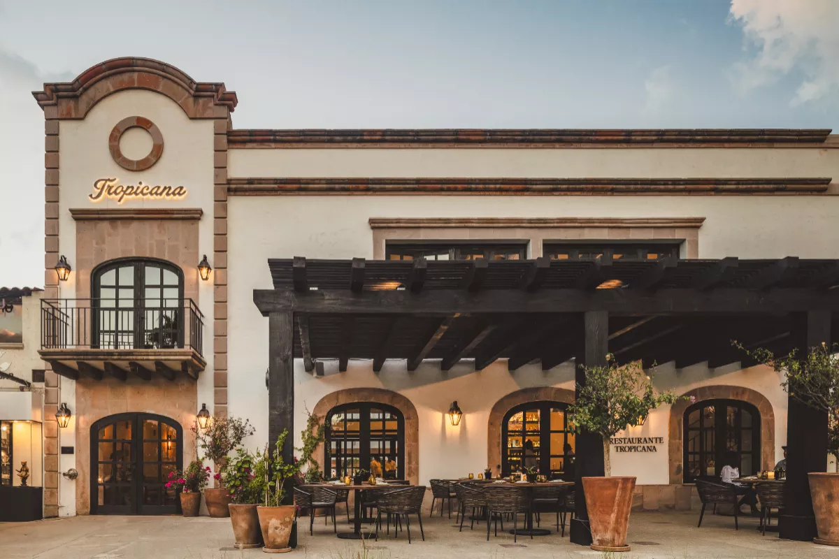 Foto del interior del hotel Tropicana Los Cabos recién remodelado y reabierto al público en el centro de San José del Cabo.