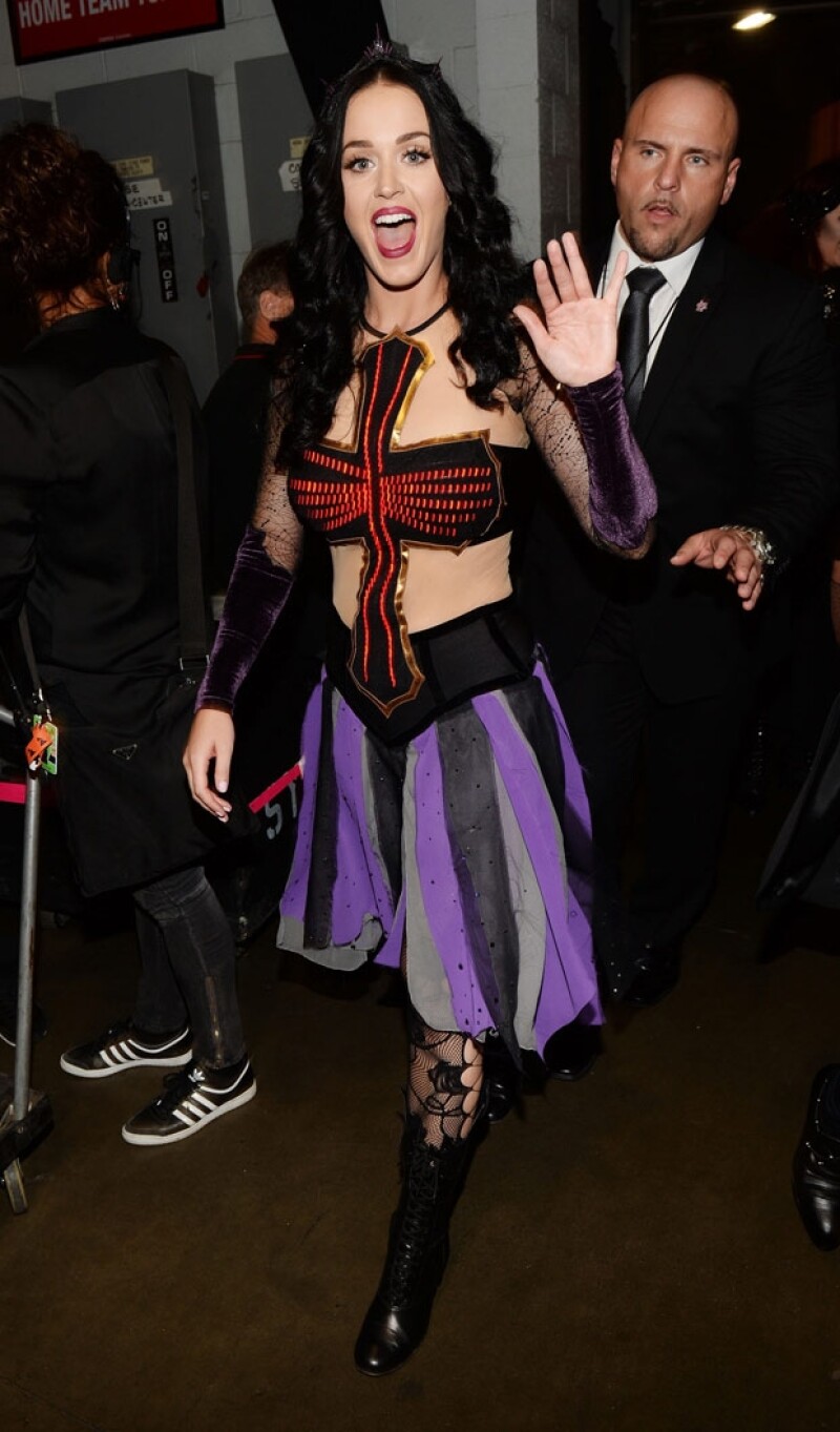 Durante su show en la entrega de premios Perry lució este outfit gótico.