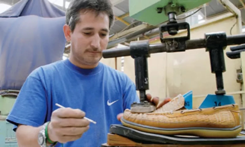 La manufactura de zapatos forma parte de los productos nacionales que se verán afectados a partir del 12 de diciembre de 2011 por la disminución arancelaria con China. (Foto: Manufactura / Jerónimo Arteaga)