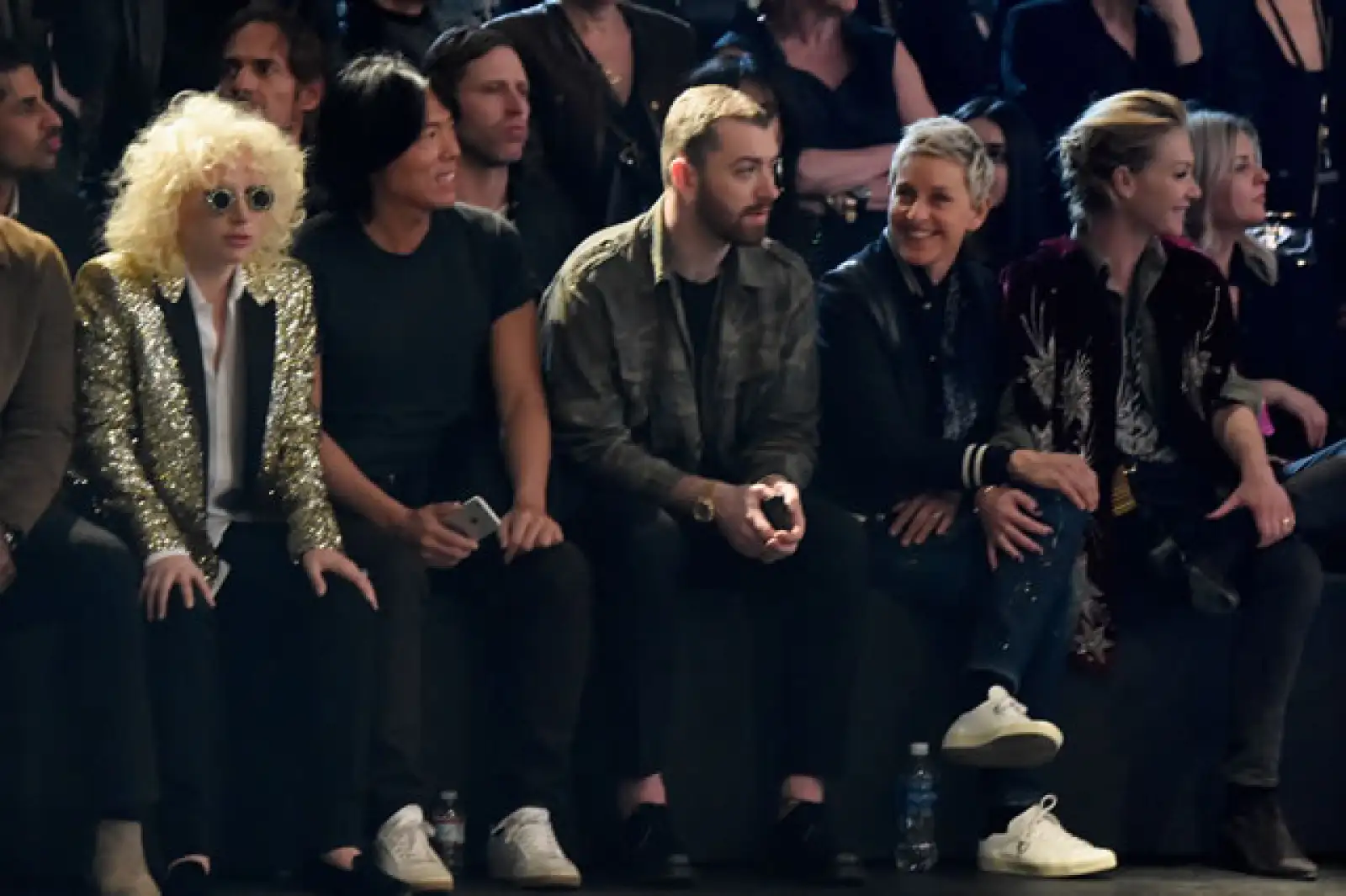 Las celebrities más top en front row.