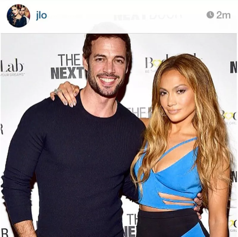 La cantante eliminó una foto de su red social en la que aparece con el actor en una red carpet ayer. ¿Habrá sido por los recientes rumores de una relación entre los dos?