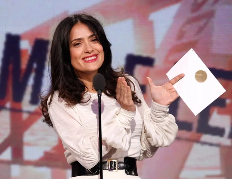 La actriz confesó en una entrevista, que prefiere realizar películas divertidas, para así, hacer reír a la gente y que se olviden de sus problemas.