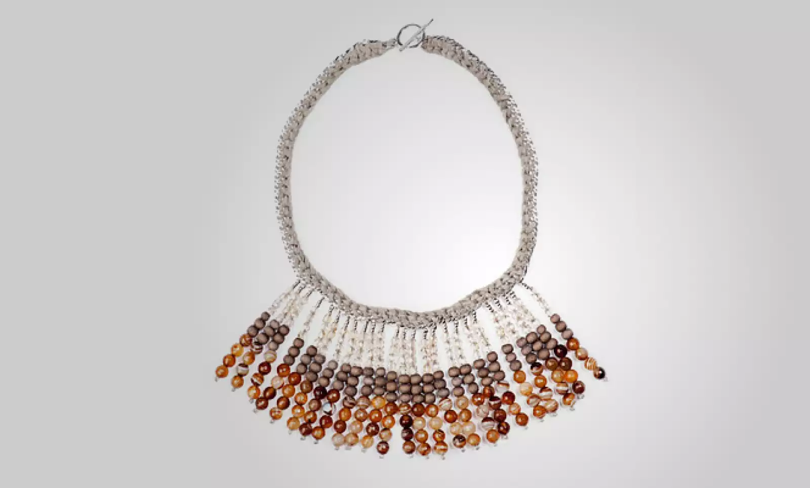 Para ellas, este collar con piedras preciosas puede usarse para un desayuno familiar.