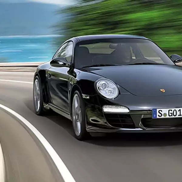 La automotriz alemana presentó una nueva versión de su modelo clásico 911, bajo la etiqueta de “Black Edition”, que tiene distintivos especiales de estilo, pero mantiene la esencia deportiva.