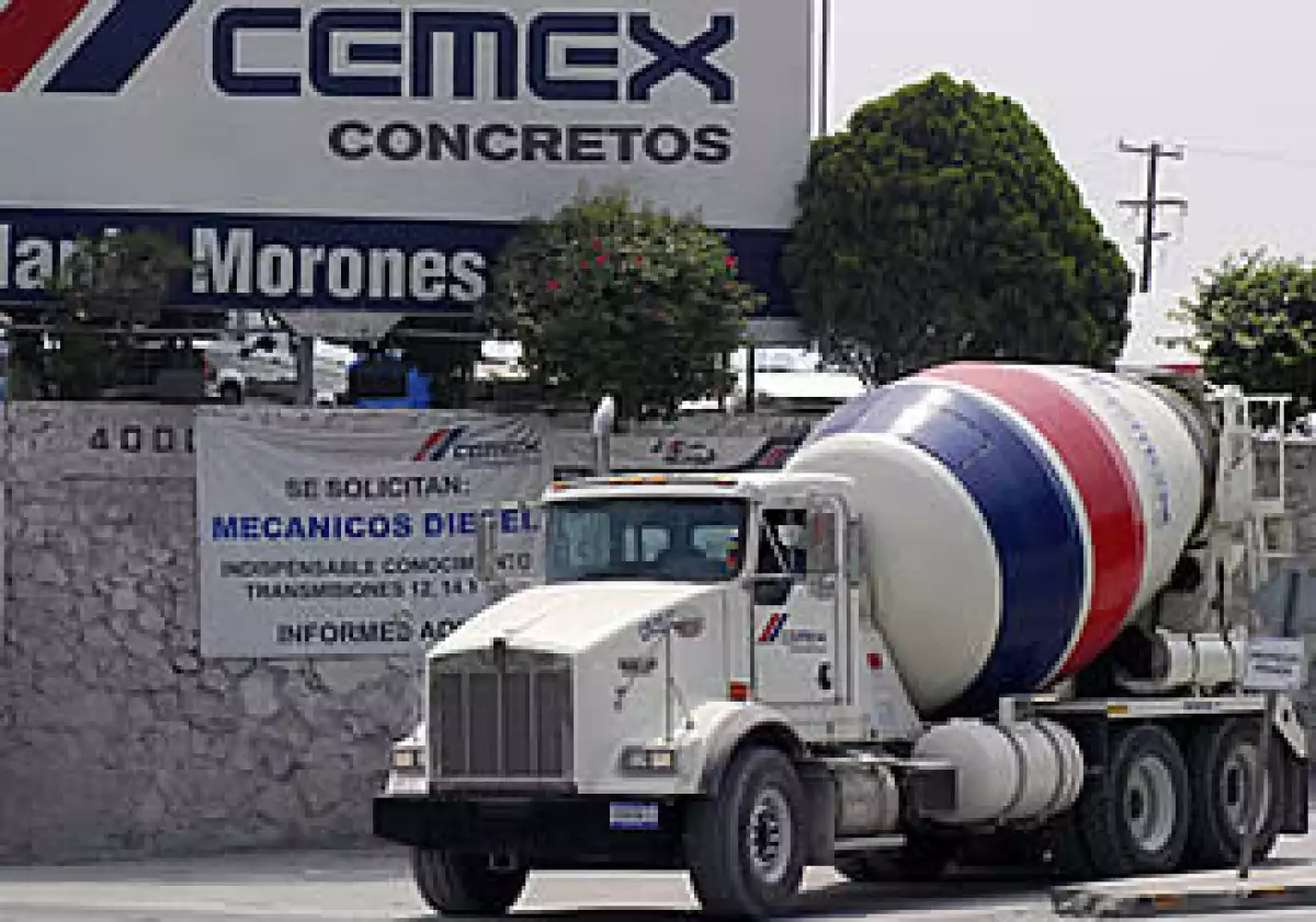 Cemex decidió participar en las licitaciones de mantenimiento de vialidades, como la del encarpetamiento con concreto del Circuito Interior en el DF. (Foto: AP)