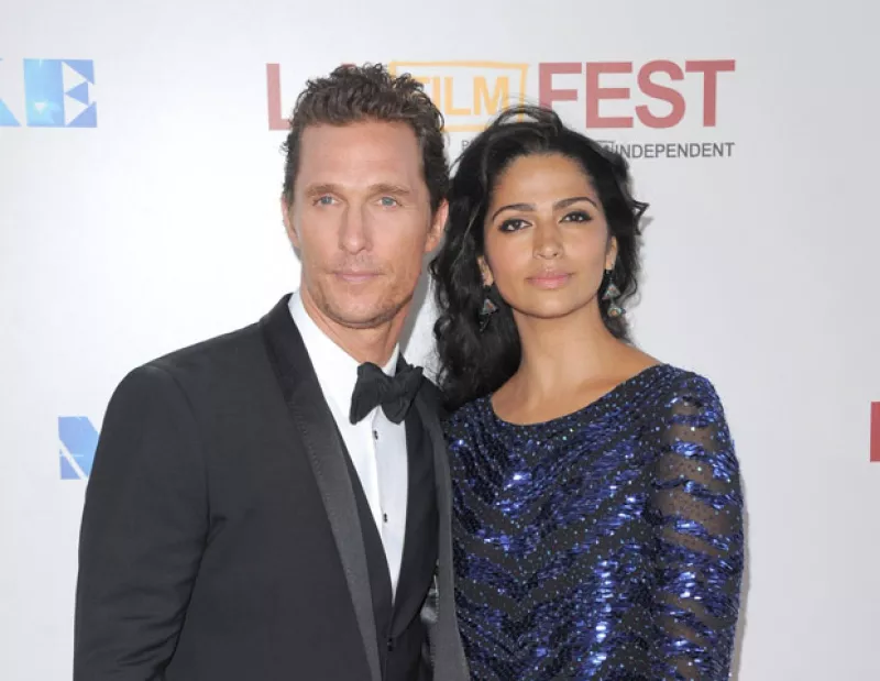 El reconocido histrión a través de Twitter reveló que su esposa Camila Alves está embarazada.