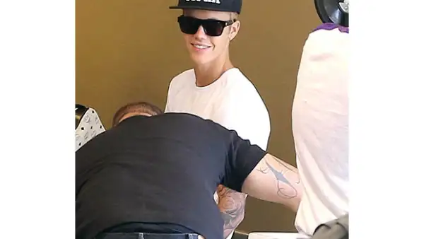 En el aeropuerto de Los Ángeles, la policía le pidió al cantante de pop pasar por el filtro de seguridad, y aunque muchos pensaron que Justin se molestaría, accedió a la revisión sin problemas.