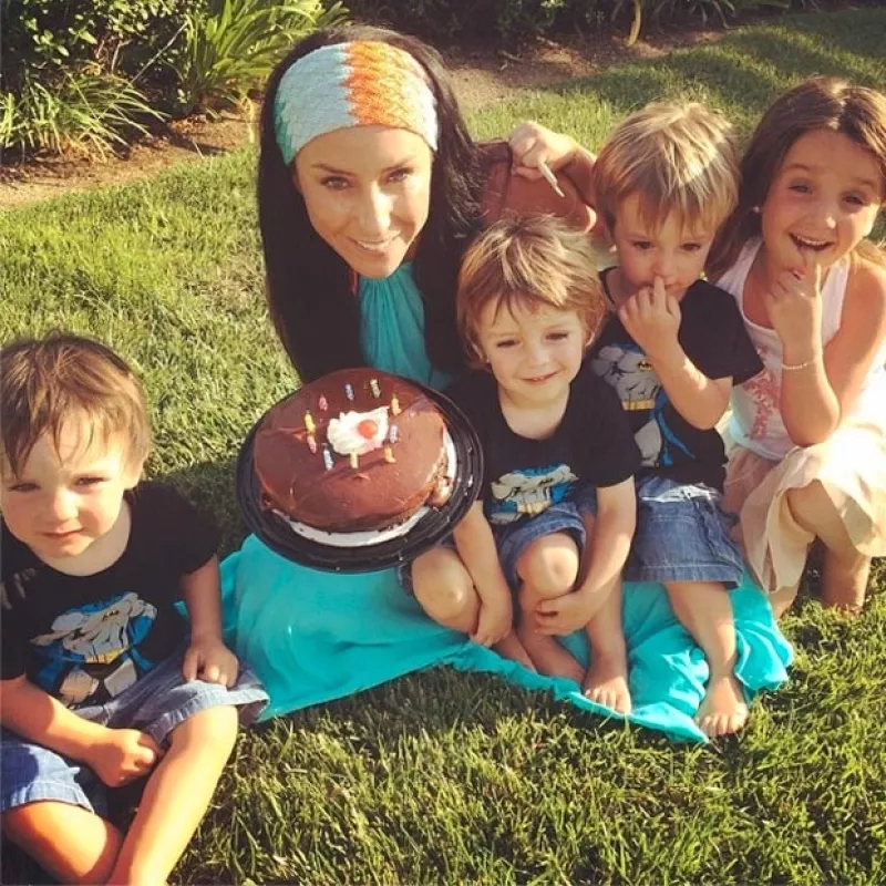La guapa conductora festejó sus 31 años rodeada por sus cuatro hijos, su prometido y su familia en San Diego, California.