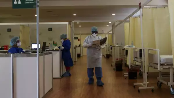 Médicos durante su jornada laboral en el Pabellón de Terapia Intermedia en el Hospital de Expansión Autódromo Hermanos Rodríguez, el cual atiende a pacientes con Covid-19