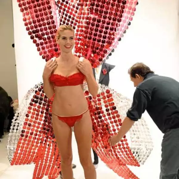 Heidi con el moño de regalo, ¿habrá algo mejor?