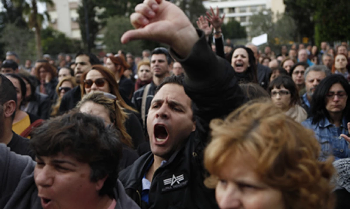 Los inversores están preocupados de que Chipre siente un precedente respecto a los depósitos bancarios privados. (Foto: AP)